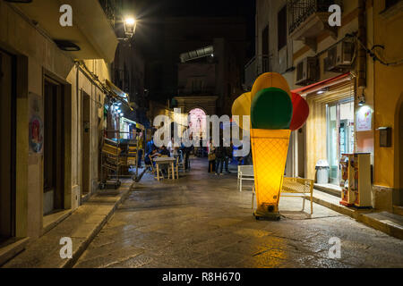 Magasin de crème glacée typique dans le centre historique de Florence. Favignana, Îles Égades, Sicile, Italie, avril 2018 Banque D'Images