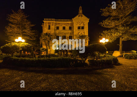 Vue de nuit Villa Florio et jardins en Favignana, Sicile, Italie Banque D'Images