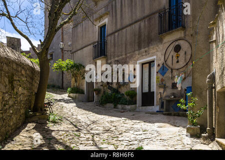 Une allée pavée typique dans la ville médiévale d'Erice, Sicile, Italie Banque D'Images