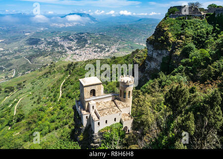 Vue aérienne de la Torretta Pepoli construit en 1870 par le comte Agostino Pepoli, Erice, Sicile, Italie Banque D'Images