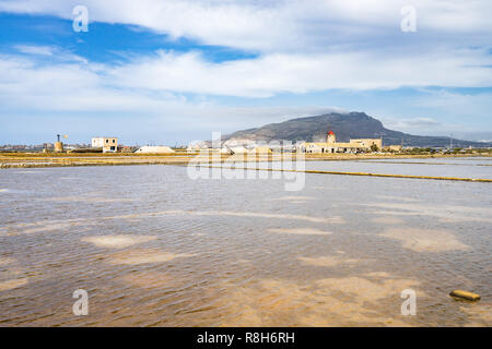 Un paysage extraordinaire de Trapani saline avec les moulins à vent et à l'arrière-plan le Mont Erice, Sicile, Italie Banque D'Images