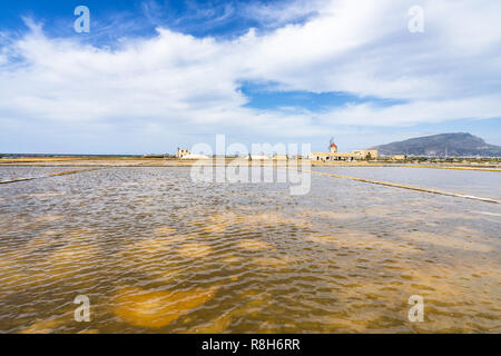 Paysage pittoresque avec des étangs d'évaporation de sel moulins à sel de Trapani et les étangs d'évaporation, Sicile, Italie Banque D'Images