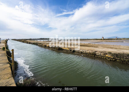 Canal le long de la lagune de sel "Salines dello Stangone" près de Marsala, Sicile, Italie Banque D'Images