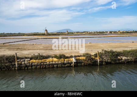 Paysage de la réserve naturelle de Stagnone typique avec des vieux moulins et salines, Marsala, Sicile, Italie Banque D'Images