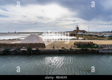 La réserve naturelle de Stagnone "Salines" avec du sel et de l'évaporation de l'étang du vieux moulin en arrière-plan, Marsala, Sicile, Italie Banque D'Images