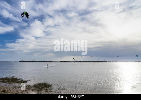 La réserve naturelle du Stagnone est l'un des meilleurs endroits en Europe pour le kitesurf, Marsala, Sicile, Italie Banque D'Images