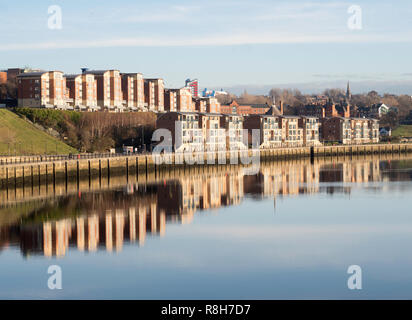 Les immeubles à appartements sur Newcastle Quayside reflétée dans la rivière Tyne, Angleterre du Nord-Est, Royaume-Uni Banque D'Images