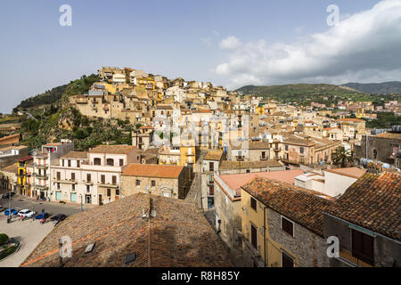 Vue sur Caccamo, une ville typiquement sicilienne près de Palerme, Sicile, Italie Banque D'Images