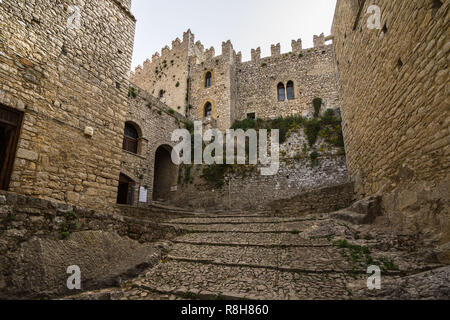 Escalier à l'entrée de Caccamo château médiéval, Sicile, Palerme, Italie province Banque D'Images