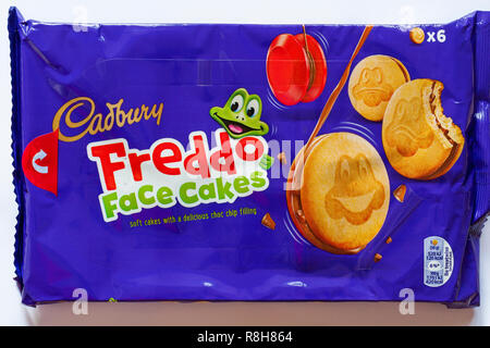 Paquet de gâteaux Cadbury Freddo Face gâteaux doux avec un délicieux choc chip le remplissage isolé sur fond blanc Banque D'Images