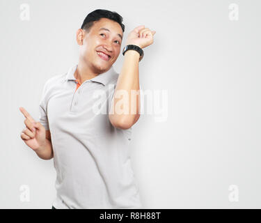 Photo image portrait of a cute beau jeune homme asiatique funny dancing heureusement Banque D'Images