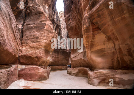 Die enge Felsschlucht Siq führt zu Petra, Bosnien und her ..., Asien | Le passage étroit siq qui mène à Petra, Jordanie, Asie Banque D'Images