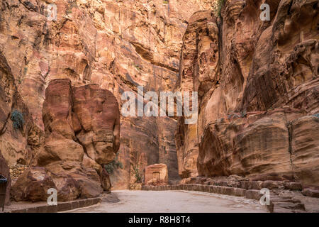 Die enge Felsschlucht Siq führt zu Petra, Bosnien und her ..., Asien | Le passage étroit siq qui mène à Petra, Jordanie, Asie Banque D'Images