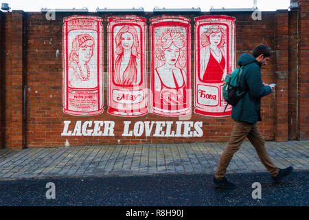 Tennent's lager avec LagerLovelies murale peinte sur mur à Tennent Caledonian Wellpark Brewery brasseries à Glasgow, Écosse, Royaume-Uni Banque D'Images