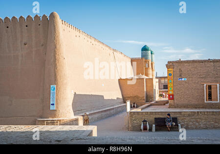 Murs de Kuhna Arche, scène de rue à Ichon-Qala ou vieille ville, Khiva, Ouzbékistan Banque D'Images