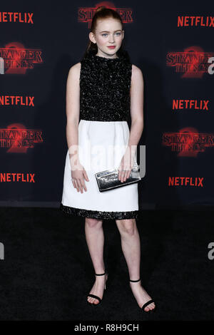 WESTWOOD, LOS ANGELES, CA, USA - Le 26 octobre : Sadie évier à la première de Los Angeles de Netflix 'Stranger Things' Saison 2 a tenu au Westwood Village Theatre le 26 octobre 2017 à Westwood, Los Angeles, Californie, États-Unis. (Photo par Xavier Collin/Image Press Office) Banque D'Images