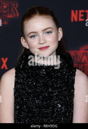 WESTWOOD, LOS ANGELES, CA, USA - Le 26 octobre : Sadie évier à la première de Los Angeles de Netflix 'Stranger Things' Saison 2 a tenu au Westwood Village Theatre le 26 octobre 2017 à Westwood, Los Angeles, Californie, États-Unis. (Photo par Xavier Collin/Image Press Office) Banque D'Images