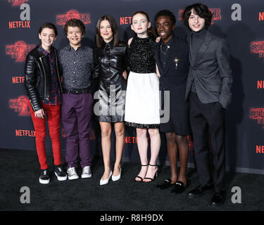 WESTWOOD, LOS ANGELES, CA, USA - Le 26 octobre : Noah Schnapp, Gedichten Matarazzo, Millie Bobby Brown, Sadie, évier, Caleb McLaughlin, Finn Wolfhard au Los Angeles Première de 'Stranger Netflix choses' Saison 2 a tenu au Westwood Village Theatre le 26 octobre 2017 à Westwood, Los Angeles, Californie, États-Unis. (Photo par Xavier Collin/Image Press Office) Banque D'Images
