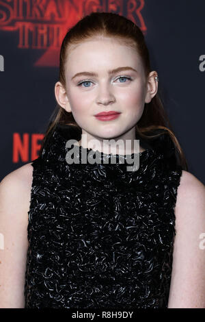 WESTWOOD, LOS ANGELES, CA, USA - Le 26 octobre : Sadie évier à la première de Los Angeles de Netflix 'Stranger Things' Saison 2 a tenu au Westwood Village Theatre le 26 octobre 2017 à Westwood, Los Angeles, Californie, États-Unis. (Photo par Xavier Collin/Image Press Office) Banque D'Images