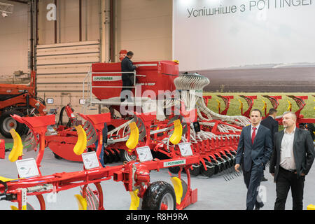 L'Ukraine, Kiev, Ukraine 09.09.2018 vente d'affaires de l'agroalimentaire. Kiev, UKRAINE - le 31 octobre 2018 : les Moissonneuses-batteuses, tracteurs et machines agricoles au cours de l'agricult Banque D'Images