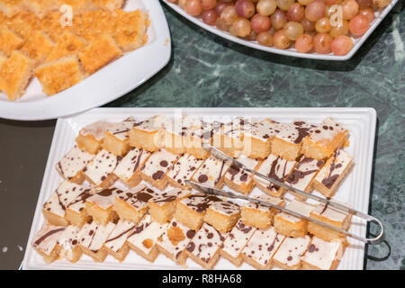 Différents desserts au restaurant. Composition de desserts pâtissiers de diverses saveurs, saveurs et couleurs. Les pâtisseries gastronomiques sont très décorées et Banque D'Images