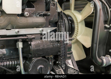 Nouveau moderne moteur hi-tech du chargeur ou d'un petit tracteur. Vue d'en haut. Le nouveau grand moteur sur une fenêtre Afficher Banque D'Images