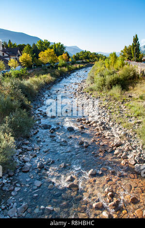 Un matin tôt tourné de la rivière Gallego comme il coule à travers le village de Biescas, dans les Pyrénées espagnoles. Banque D'Images