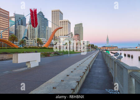Parc au bord de l'eau à l'Embarcadero, avec le centre-ville de San Francisco et Ferry Building en arrière-plan, de grand matin, en Californie, aux États-Unis. Banque D'Images