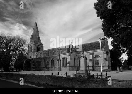 Hiver neige sur St Marys Parish Church, Warmington, village du comté de Northamptonshire, Angleterre, RU Banque D'Images