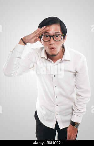 Photo image portrait d'un drôle de jeune homme asiatique portant des lunettes à la voie de l'avenir, vision concept, portrait Banque D'Images