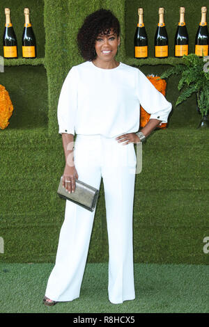 PACIFIC PALISADES, LOS ANGELES, CA, USA - Le 14 octobre : L'actrice Regina King portant un Vince Camuto top, pantalon, et d'embrayage arrive à la 8e conférence annuelle de Veuve Clicquot Polo Classic Los Angeles tenue à Will Rogers State Historic Park le 14 octobre 2017 à Pacific Palisades, Los Angeles, Californie, États-Unis. (Photo par Xavier Collin/Image Press Office) Banque D'Images