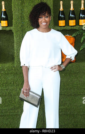 PACIFIC PALISADES, LOS ANGELES, CA, USA - Le 14 octobre : L'actrice Regina King portant un Vince Camuto top, pantalon, et d'embrayage arrive à la 8e conférence annuelle de Veuve Clicquot Polo Classic Los Angeles tenue à Will Rogers State Historic Park le 14 octobre 2017 à Pacific Palisades, Los Angeles, Californie, États-Unis. (Photo par Xavier Collin/Image Press Office) Banque D'Images