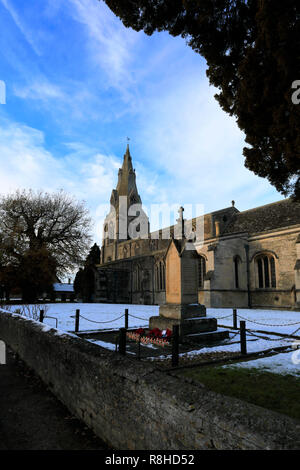 Hiver neige sur St Marys Parish Church, Warmington, village du comté de Northamptonshire, Angleterre, RU Banque D'Images