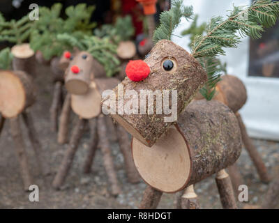 Maisons en bois rond décoratif versions de Rudolph renne au nez rouge le temps de Noël Banque D'Images