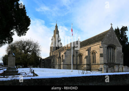 Hiver neige sur St Marys Parish Church, Warmington, village du comté de Northamptonshire, Angleterre, RU Banque D'Images