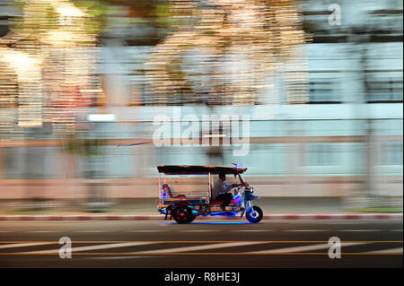 Motion blurred view of un tuk-tuk taxi dans les rues Banque D'Images