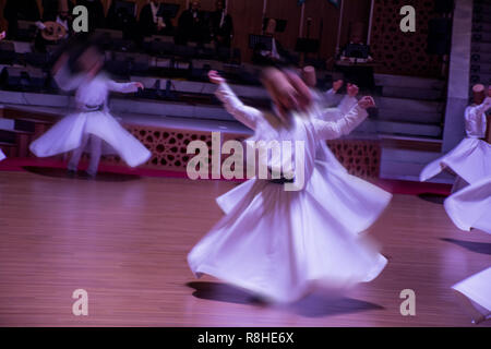 Tournoiement soufi derviche (Semazen) danse à Konya en Turquie. Banque D'Images