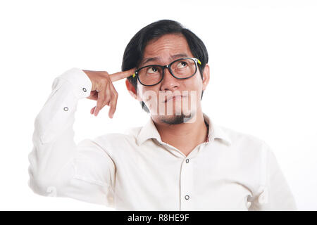 Photo image portrait d'un drôle de jeune businessman wearing glasses penser sérieusement à quelque chose, Close up portrait avec doigt touchi Banque D'Images