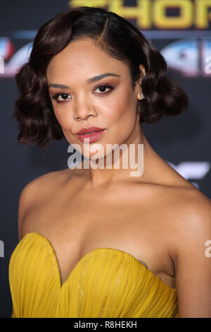 HOLLYWOOD, LOS ANGELES, CA, USA - 10 OCTOBRE : Tessa Thompson actrice portant Schiaparelli arrive à la première mondiale de Disney et Marvel Thor : le "Ragnarok" tenue au El Capitan Theatre le 10 octobre 2017 à Hollywood, Los Angeles, Californie, États-Unis. (Photo par Xavier Collin/Image Press Office) Banque D'Images