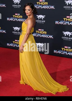 HOLLYWOOD, LOS ANGELES, CA, USA - 10 OCTOBRE : Tessa Thompson actrice portant Schiaparelli arrive à la première mondiale de Disney et Marvel Thor : le "Ragnarok" tenue au El Capitan Theatre le 10 octobre 2017 à Hollywood, Los Angeles, Californie, États-Unis. (Photo par Xavier Collin/Image Press Office) Banque D'Images