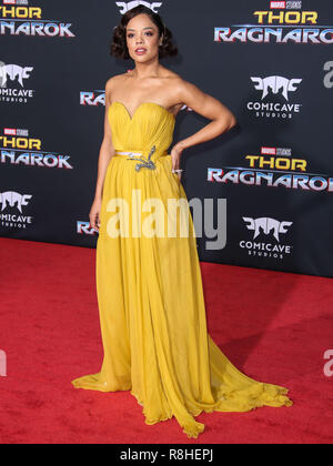 HOLLYWOOD, LOS ANGELES, CA, USA - 10 OCTOBRE : Tessa Thompson actrice portant Schiaparelli arrive à la première mondiale de Disney et Marvel Thor : le "Ragnarok" tenue au El Capitan Theatre le 10 octobre 2017 à Hollywood, Los Angeles, Californie, États-Unis. (Photo par Xavier Collin/Image Press Office) Banque D'Images