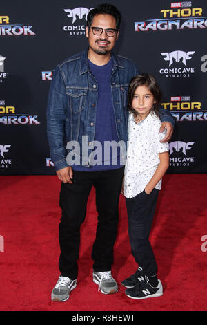 HOLLYWOOD, LOS ANGELES, CA, USA - 10 OCTOBRE : Michael Pena Pena romain, lors de la première mondiale de Disney et Marvel Thor : le "Ragnarok" tenue au El Capitan Theatre le 10 octobre 2017 à Hollywood, Los Angeles, Californie, États-Unis. (Photo par Xavier Collin/Image Press Office) Banque D'Images