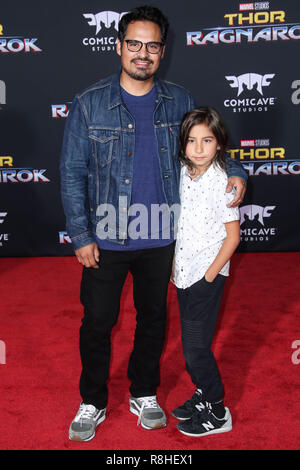 HOLLYWOOD, LOS ANGELES, CA, USA - 10 OCTOBRE : Michael Pena Pena romain, lors de la première mondiale de Disney et Marvel Thor : le "Ragnarok" tenue au El Capitan Theatre le 10 octobre 2017 à Hollywood, Los Angeles, Californie, États-Unis. (Photo par Xavier Collin/Image Press Office) Banque D'Images