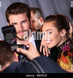 HOLLYWOOD, LOS ANGELES, CA, USA - 10 OCTOBRE : Liam Hemsworth, Miley Cyrus à la première mondiale de Disney et Marvel Thor : le "Ragnarok" tenue au El Capitan Theatre le 10 octobre 2017 à Hollywood, Los Angeles, Californie, États-Unis. (Photo par Xavier Collin/Image Press Office) Banque D'Images