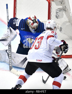 Herning, Danemark. 17 mai, 2017. Harri Sateri, Finlande et Joel la vermine, la Suisse au cours de la finale entre la Finlande et la Suisse dans l'IIHF Championnat du monde hockey sur glace 2018 de la Jyske Bank Boxen, Herning, Danemark. Credit : Lars Moeller/ZUMA/Alamy Fil Live News Banque D'Images