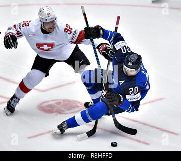 Herning, Danemark. 17 mai, 2017. Gaëtan Haas, Suisse et Sebastian Aho, Finlande en action pendant le match entre la Finlande et la Suisse dans l'IIHF Championnat du monde hockey sur glace 2018 de la Jyske Bank Boxen, Herning, Danemark. Credit : Lars Moeller/ZUMA/Alamy Fil Live News Banque D'Images