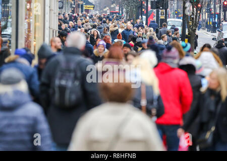 Oxford Street, Londres, Royaume-Uni. 15 décembre 2018. Les consommateurs sont vus sur Oxford Street de Londres avec 9 jours pour le Jour de Noël. Les détaillants s'attendent à une ruée de clients dans la période précédant Noël. Credit : SOPA/Alamy Images Limited Live News Banque D'Images