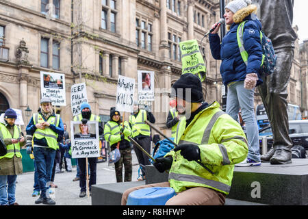 Nottingham, Royaume-Uni. 15 décembre 2018. Gilet jaune à recueillir des manifestants coin des orateurs un plagiaire gilets jaunes à Nottingham le militant s'appelant à la fin de l'austérité. Crédit : Ian Francis/Alamy Live News Banque D'Images
