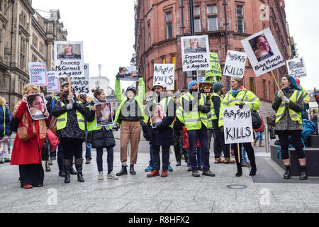 Nottingham, Royaume-Uni. 15 décembre 2018. Gilet jaune à recueillir des manifestants coin des orateurs un plagiaire gilets jaunes à Nottingham le militant s'appelant à la fin de l'austérité. Crédit : Ian Francis/Alamy Live News Banque D'Images