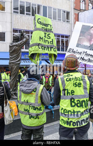 Nottingham, Royaume-Uni. 15 décembre 2018. Gilet jaune à recueillir des manifestants coin des orateurs un plagiaire gilets jaunes à Nottingham le militant s'appelant à la fin de l'austérité. Crédit : Ian Francis/Alamy Live News Banque D'Images